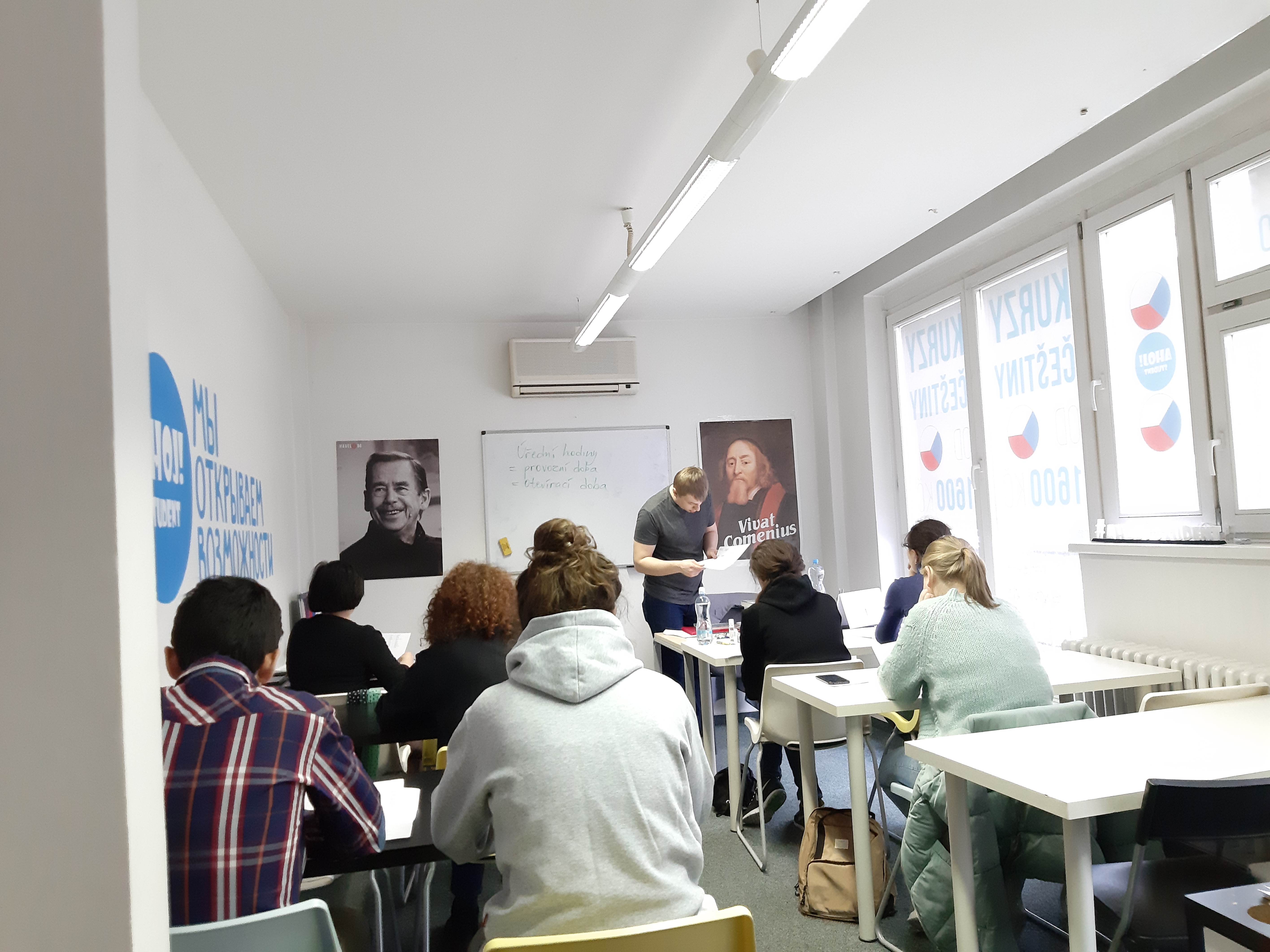 Studenti Ahoj!Student při výuce v pražské učebně